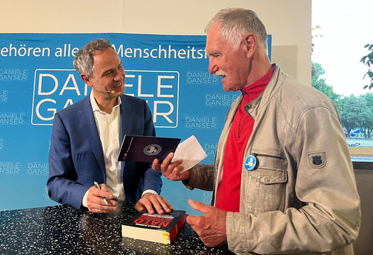 UlrichDaniele Ganser UebergabeBroschuere